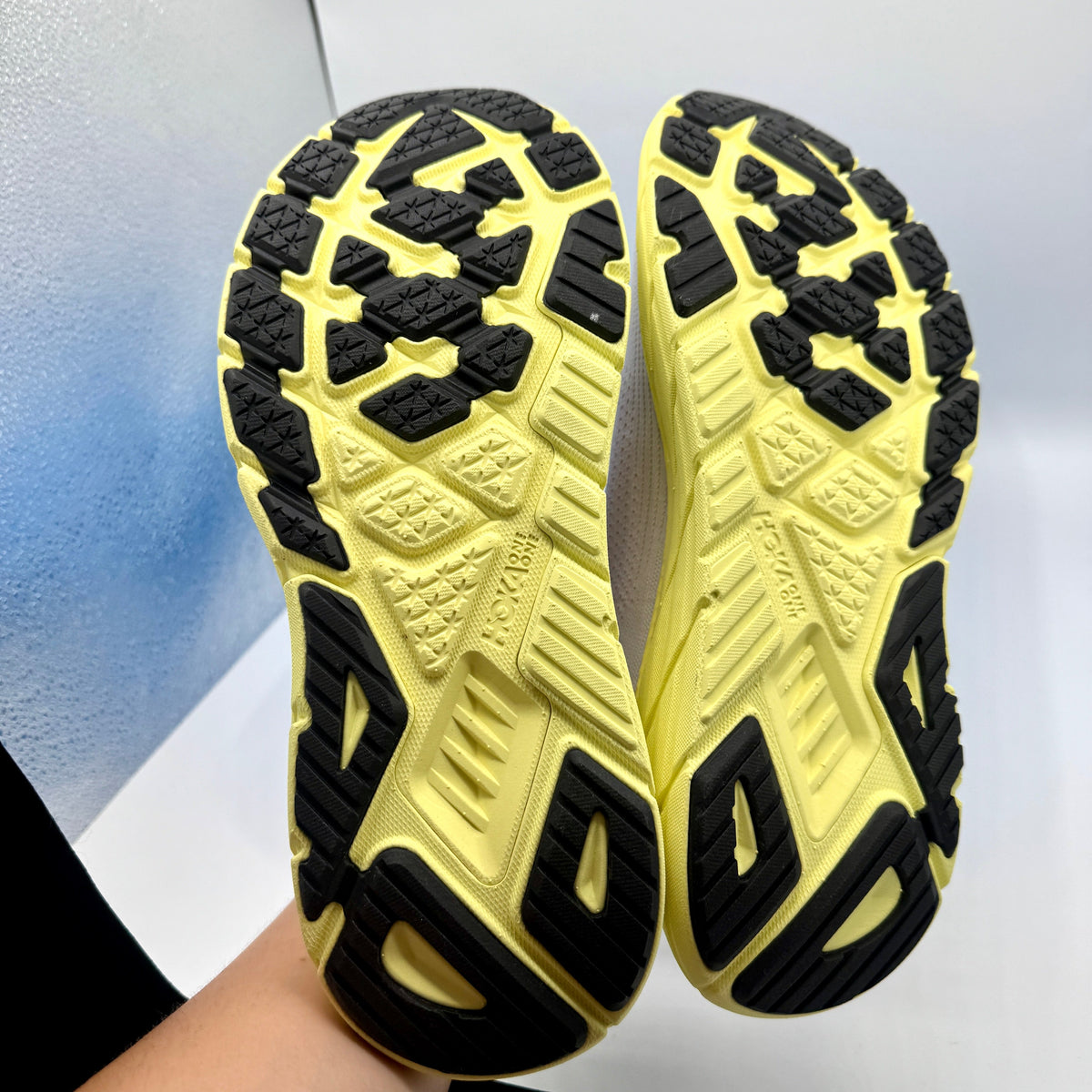 Hoka Arahi 7 Women’s Running Shoes in Starlight Glow / Yuzu