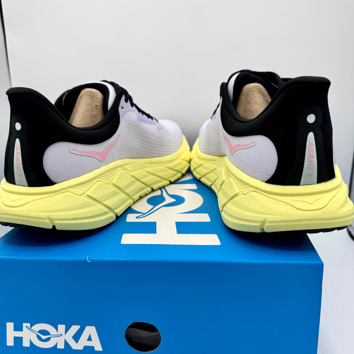 Hoka Arahi 7 Women’s Running Shoes in Starlight Glow / Yuzu