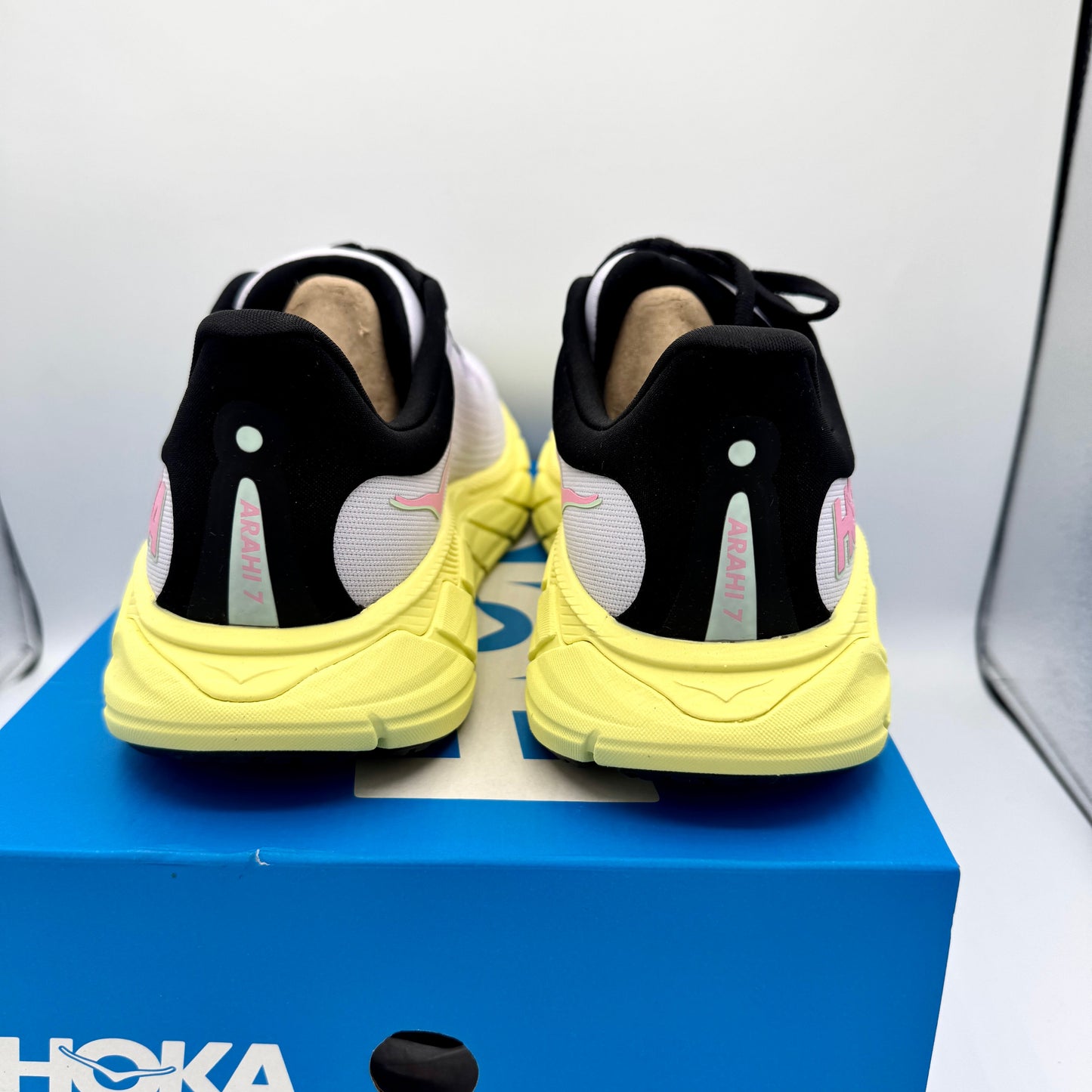 Hoka Arahi 7 Women’s Running Shoes in Starlight Glow / Yuzu